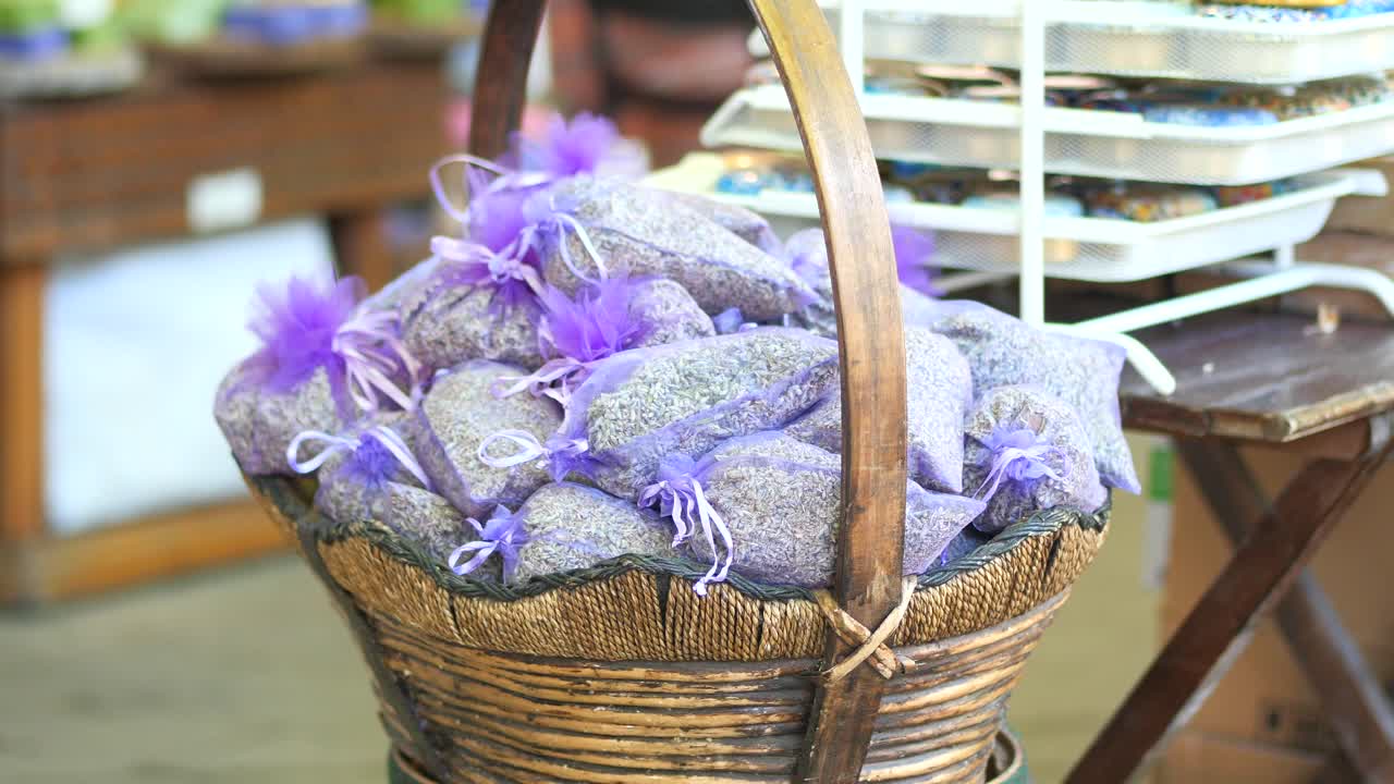 시장 에서 바구니 에 있는 라벤더 가방