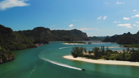 Drohnenvideo-In-Zeitlupe-Von-Drei-Ausflugsbooten,-Die-In-Der-Nähe-Des-Strandes-Von-Tanjung-Rhu-In-Langkawi-Segeln