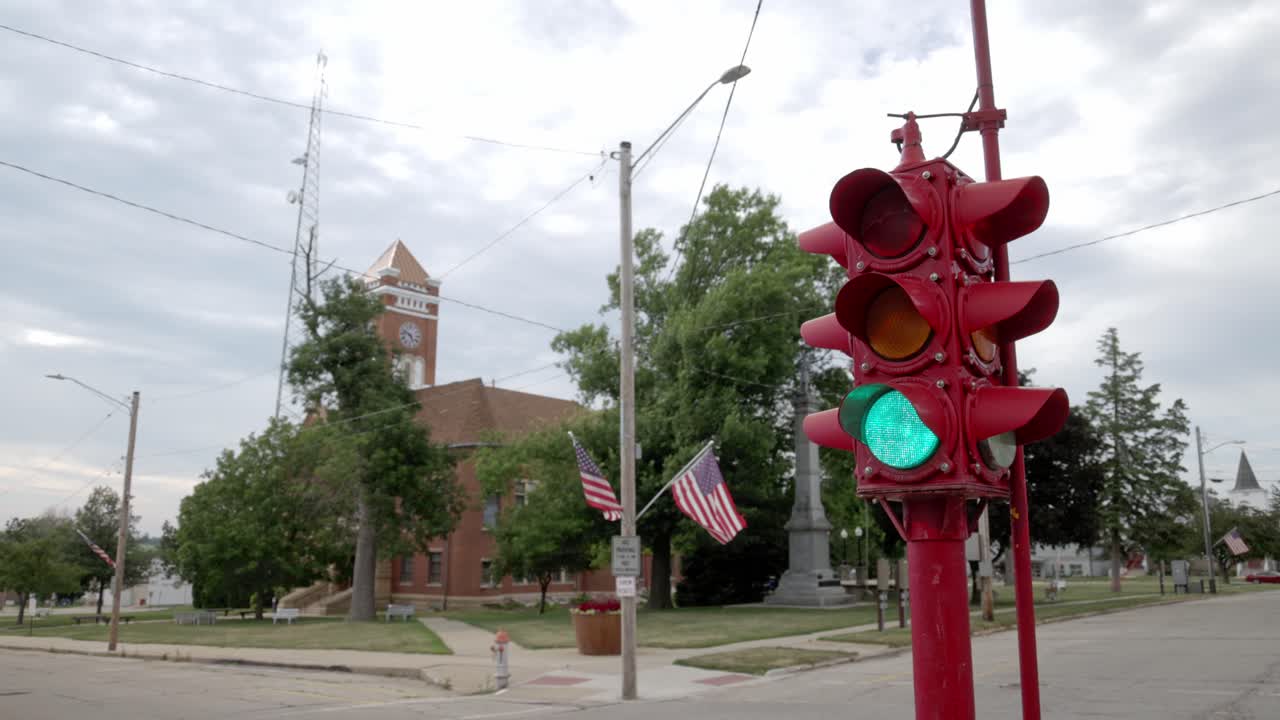 antiguo semáforo de cuatro vías en el centro de toledo, iowa con un video de primer plano extremo estable