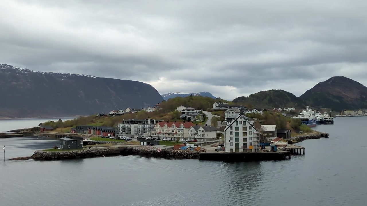 Ålesund Havnefront med fortøjede skibe og sneklædte bjerge Norge