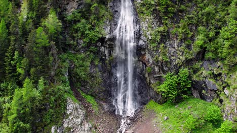 Toma-Panorámica-De-Izquierda-A-Derecha-De-Una-Hermosa-Cascada-En-La-Ladera-De-Una-Montaña.