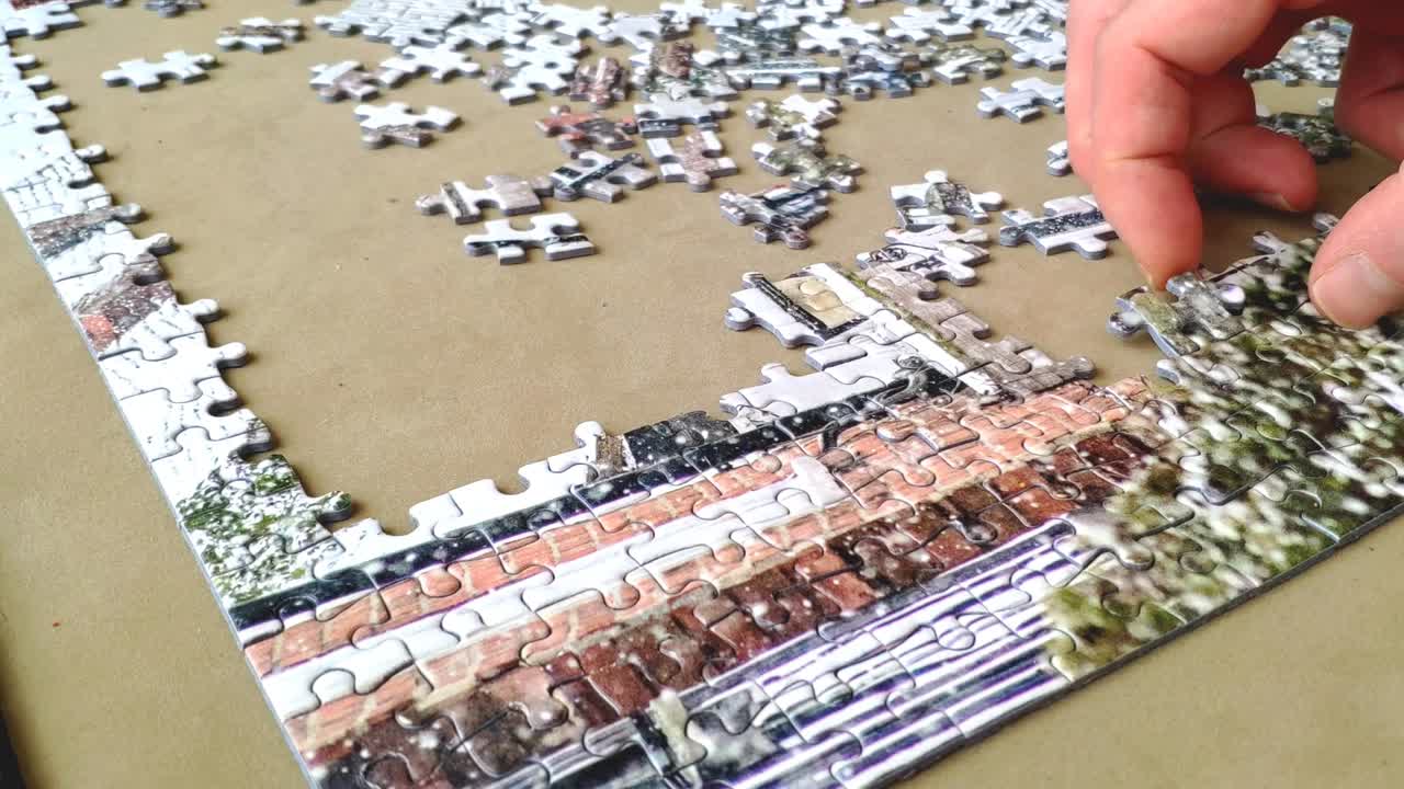 만들어지고 있는 큰 퍼즐의 모서리가 촬영 중입니다.