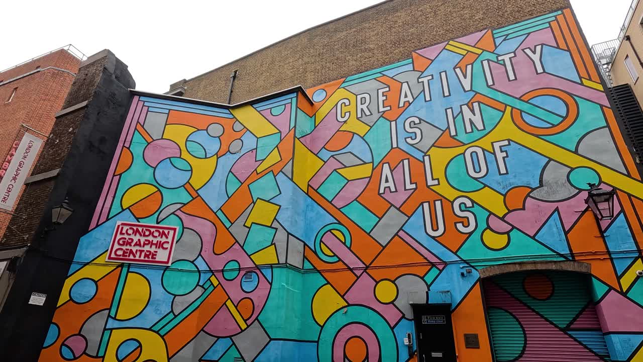 영감을 주는 메시지를 담은 활기찬 스트리트 아트