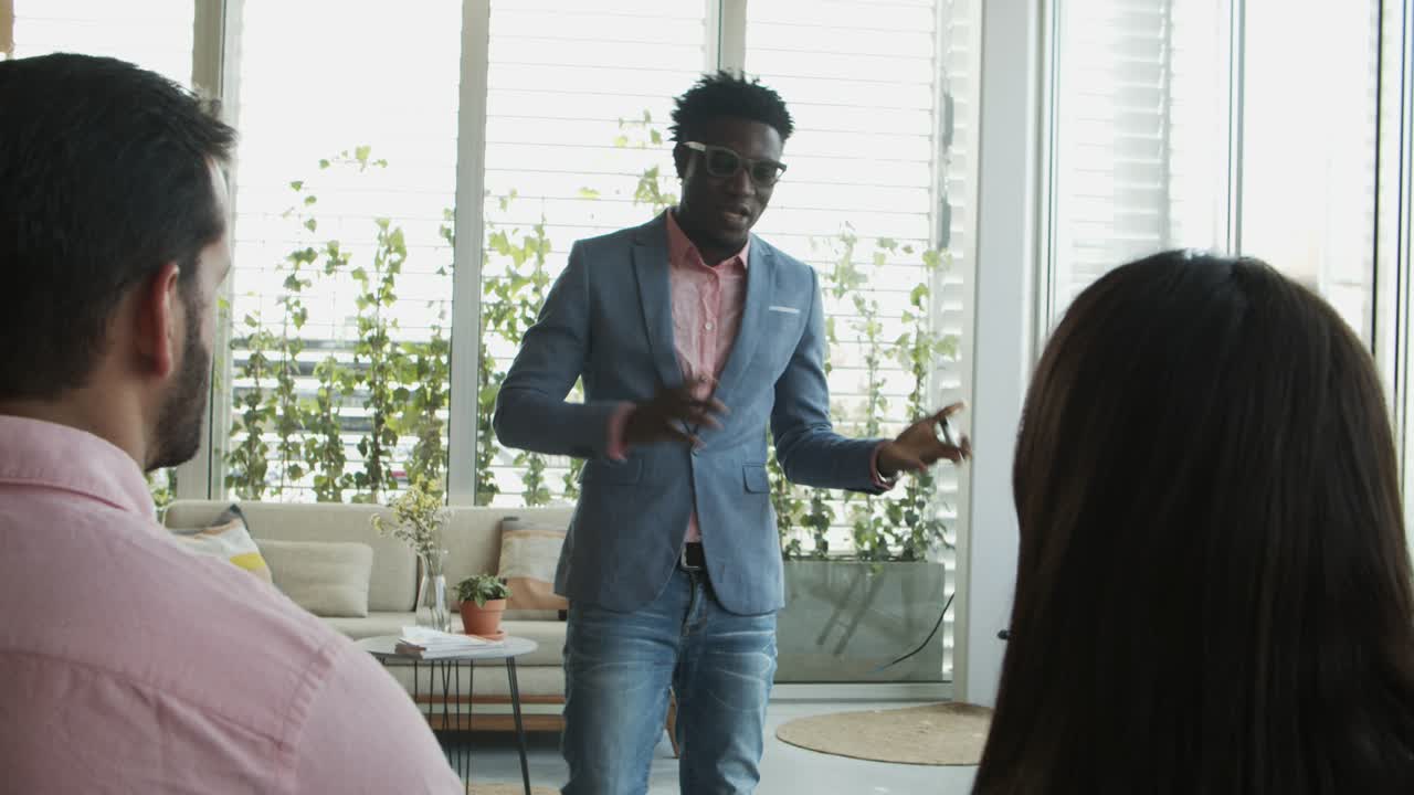 Uomo afroamericano serio che parla durante una riunione