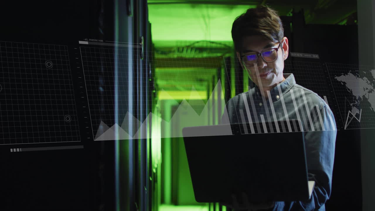 análisis de datos en el portátil, persona en la sala del servidor con animación de visualización de datos