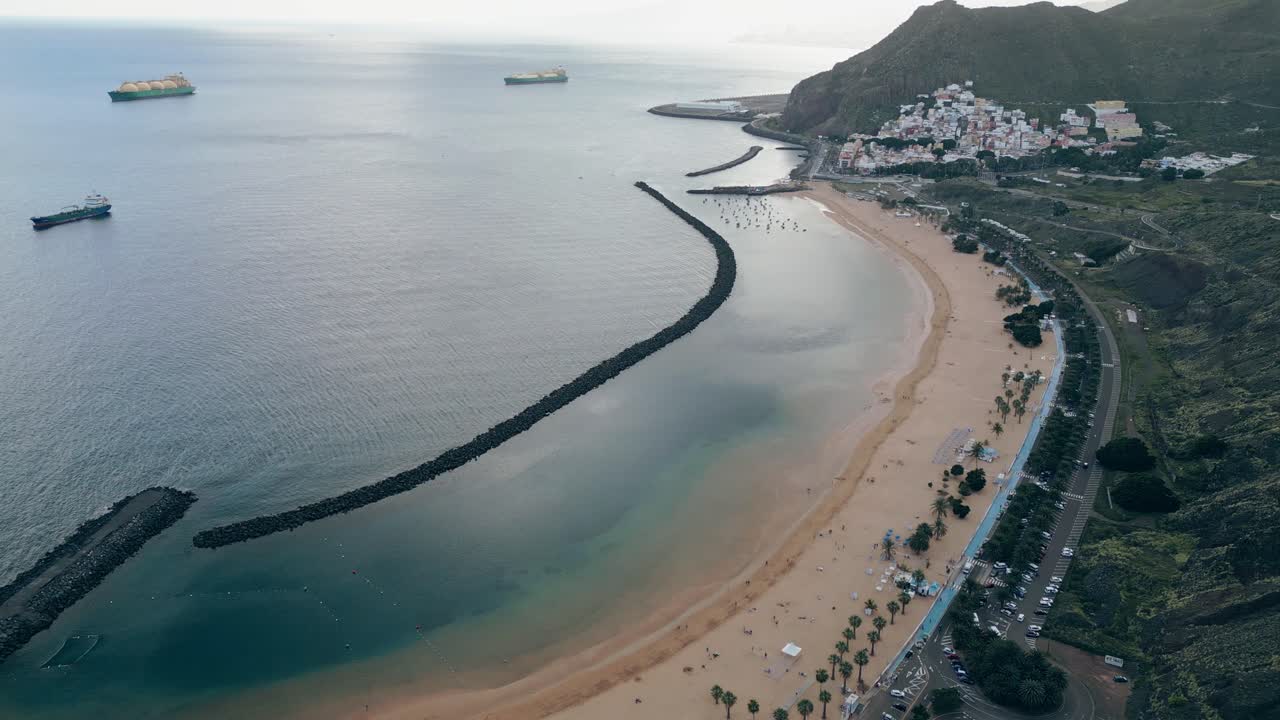vista aérea de la playa de las teresitas en tenerife en un día tranquilo y nublado