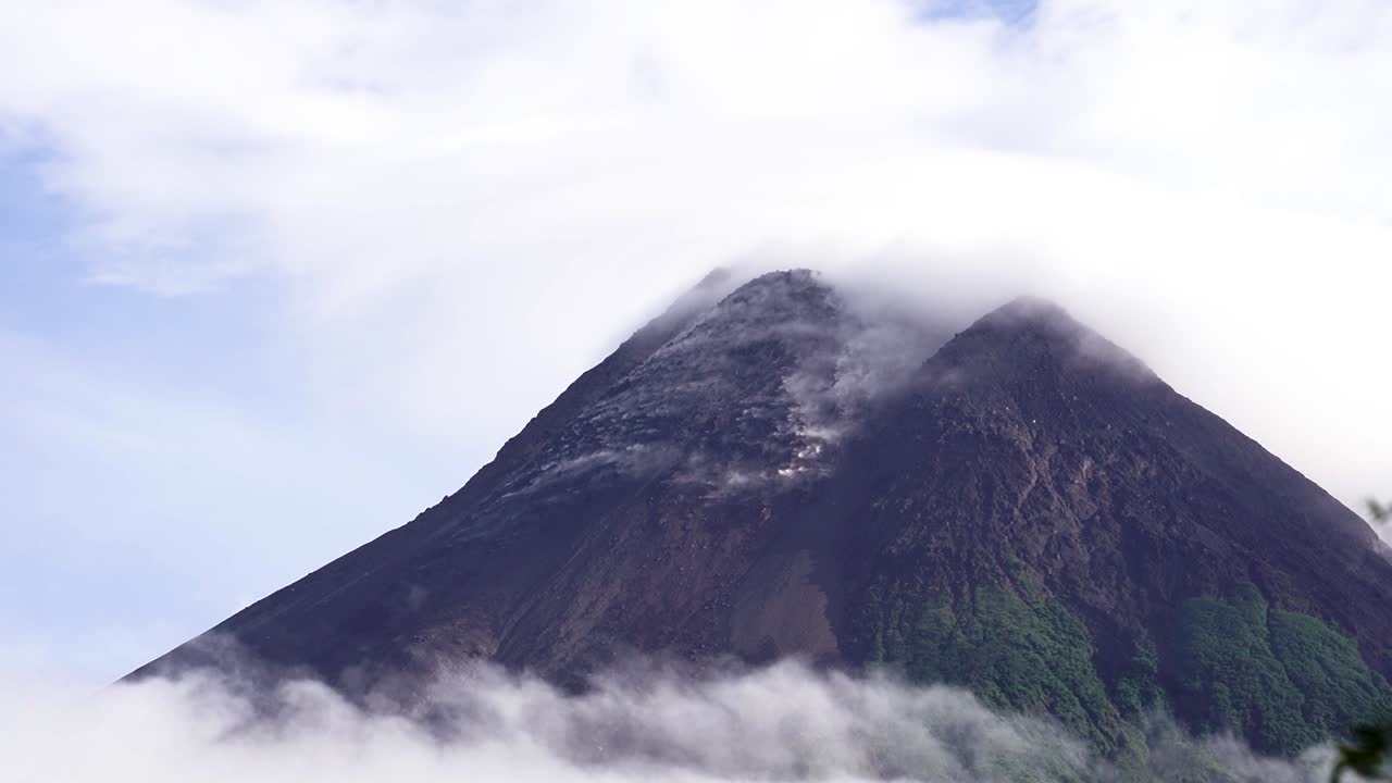 timelapse, primer plano del pico del monte merapi en yogyakarta indonesia que está cubierto de nubes