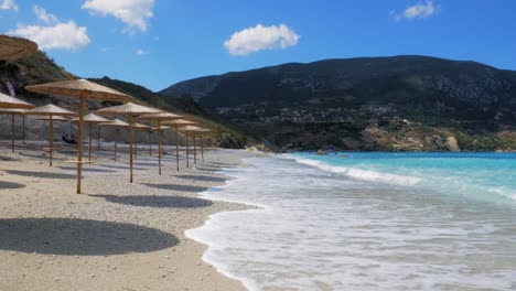 Blick-Auf-Den-Idyllischen-Strand-Von-Agia-Kiriaki-Im-Sommer-In-Griechenland---Totale