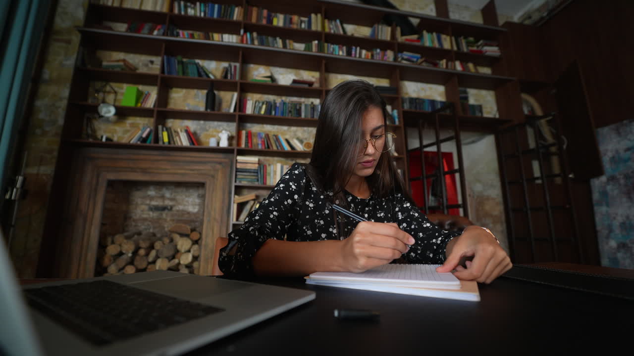mujer estudiando en una biblioteca