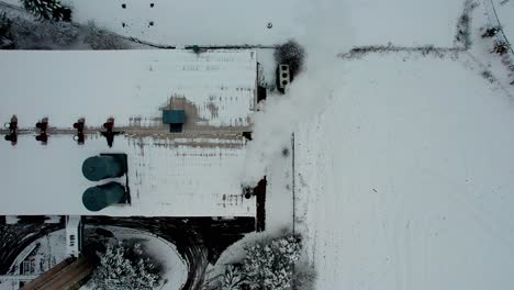 ver hacia abajo a una chimenea humeante que contamina el aire en invierno con humo espeso, república checa
