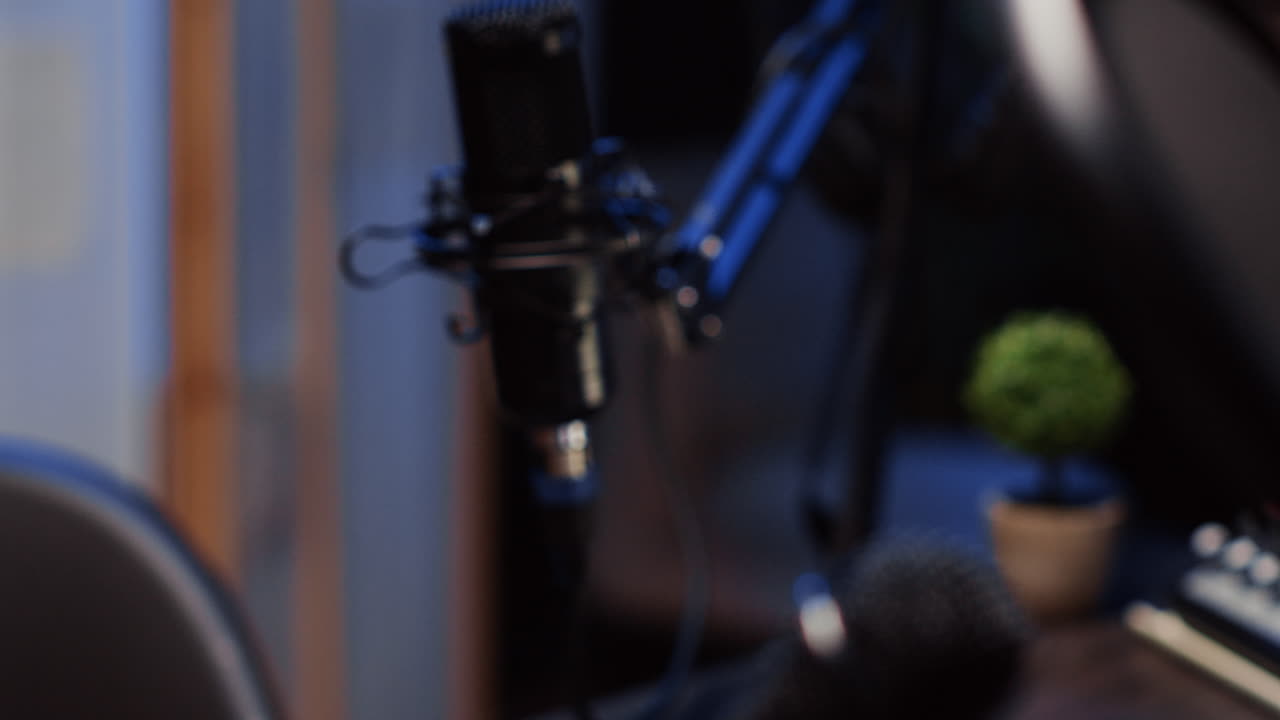 zoom en la toma de micrófono de alta tecnología utilizado para producir un programa en línea de calidad