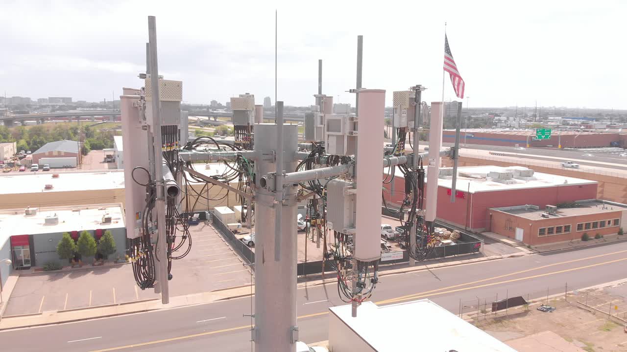 Veduta aerea di una torre per telefonia mobile a Denver, Colorado