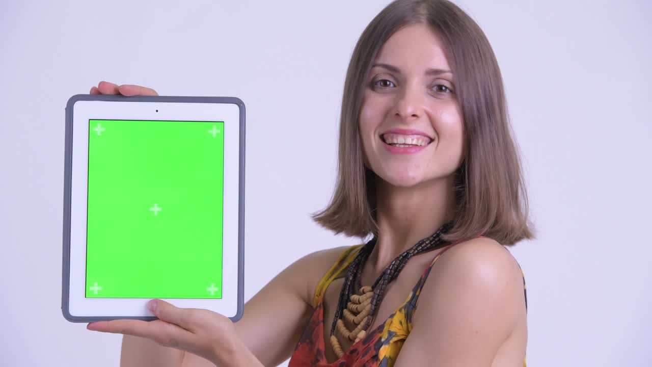 feliz joven hermosa mujer hipster con tableta digital