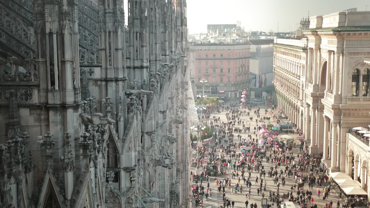 esculturas de santos y mártires que decoran la catedral de milán duomo de milán