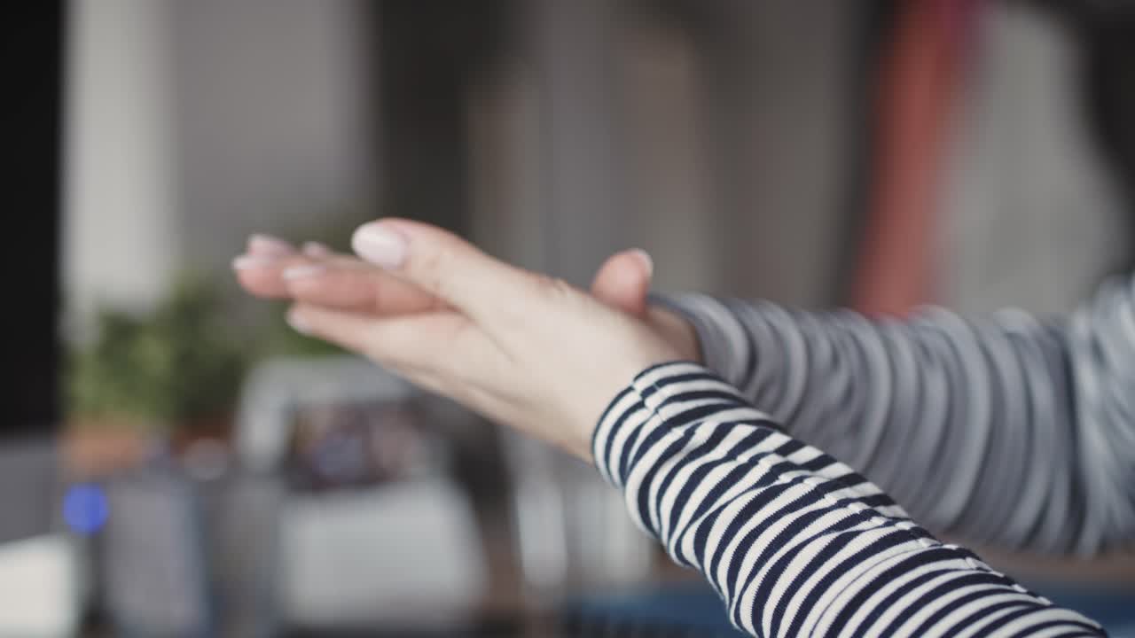 작업 전에 소독된 손의  ⁇ 드헬드 비디오