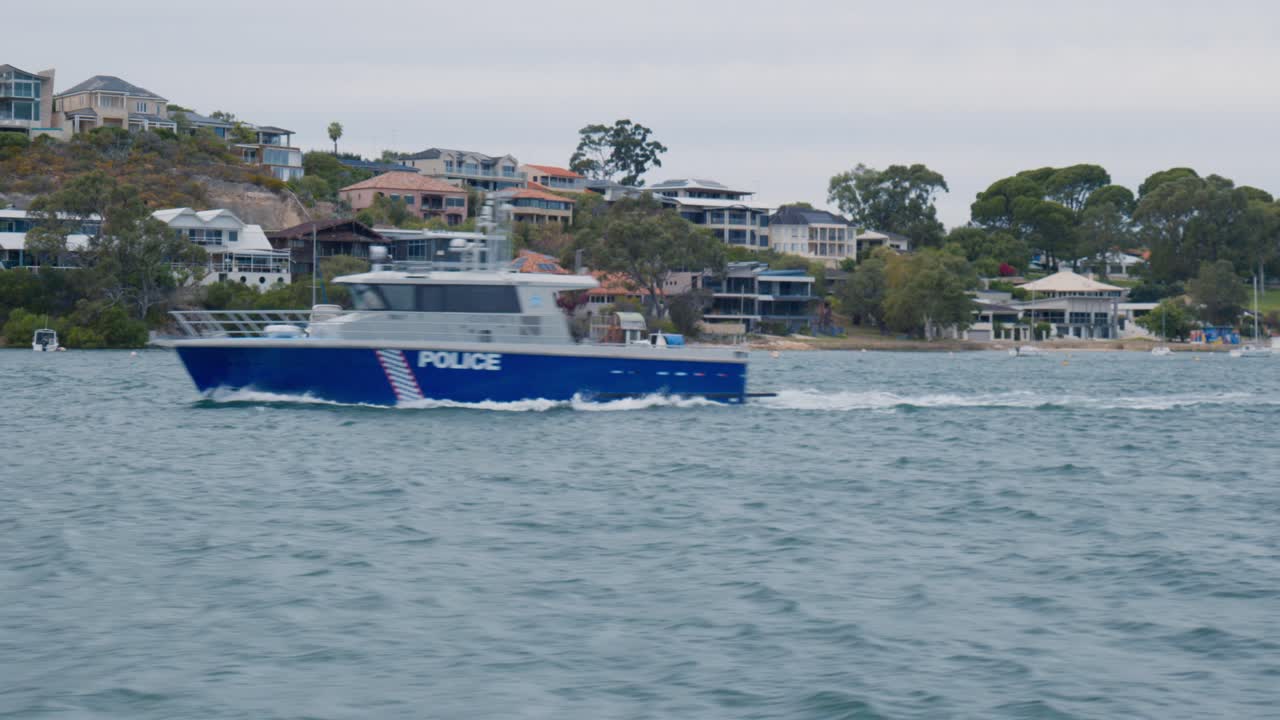 vida frente al agua vista desde un río en australia