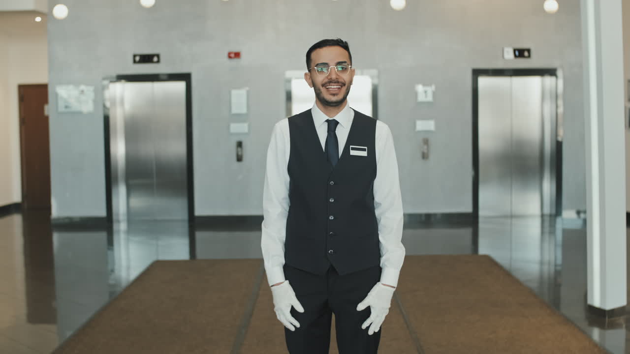 Direttore d'albergo che mostra l'hotel