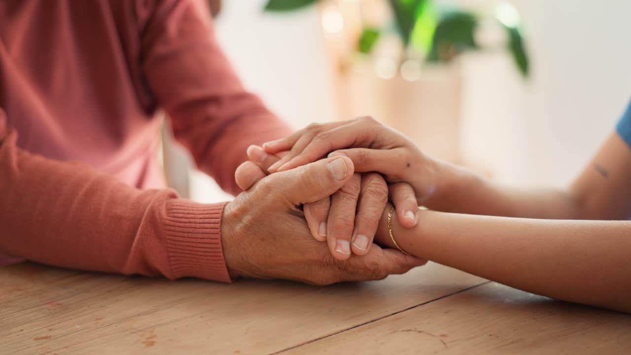 mujer, tomándose de la mano y cuidando en apoyo