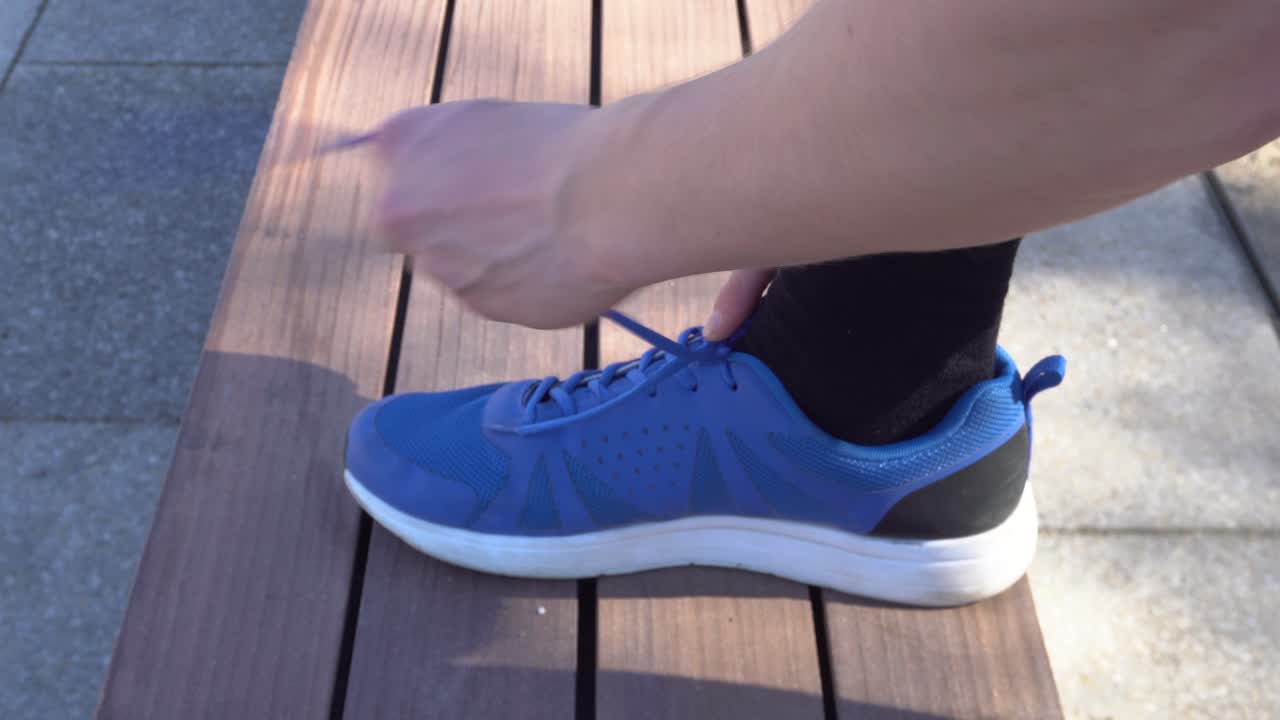 주자가 신발을 묶고 있다