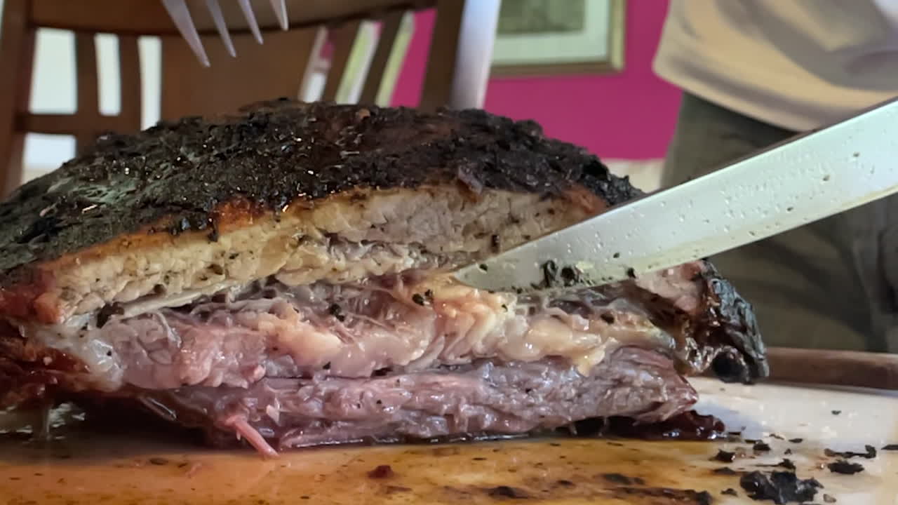 escena en cámara lenta de un corte de carne fina en rodajas