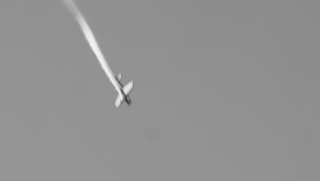 avión ejecuta maniobras con rastros de humo en el cielo