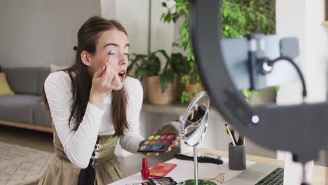 mujer transgénero caucásica no binaria haciendo un video de maquillaje