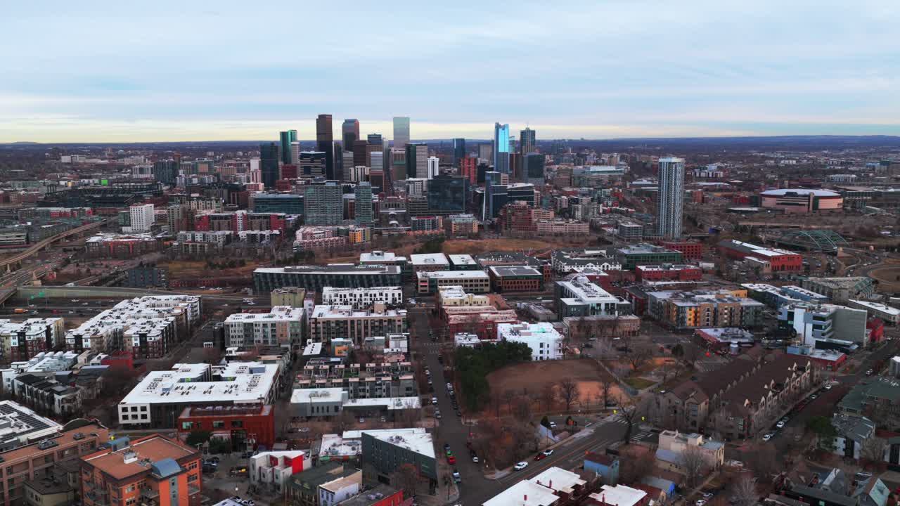 Denver Downtown Lodo skyline panorama urbano grattacieli edifici inverno Colorado aerea drone cielo grigio tramonto pomeriggio quartiere traffico i25 auto autostrada catena montuosa Highlands Park cerchio movimento a sinistra