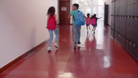 schoolkinderen van verschillende leeftijden die tijdens het hardlopen de school verlaten