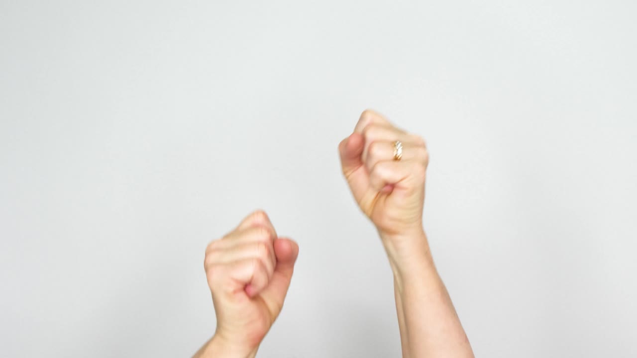 리드미컬하게 허공에 주먹을 날리는 두 개의 주먹