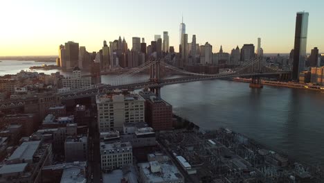 muy buena antena sobre el bajo manhattan nueva york, el puente de brooklyn, el puente de manhattan y el río este