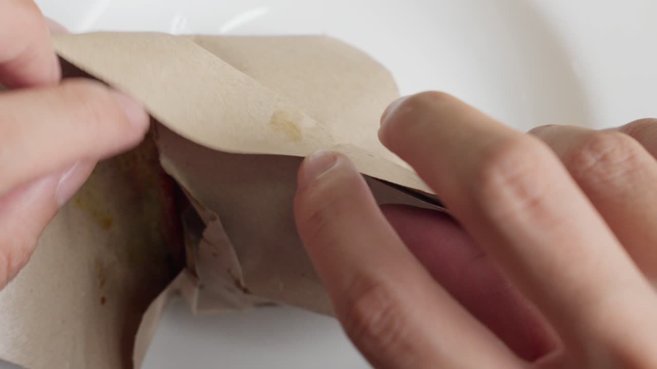 아야마 바카르 - 갈색 종이 식품 포장 에 싸여 있는 인도네시아 의 구워진  을 열는 것