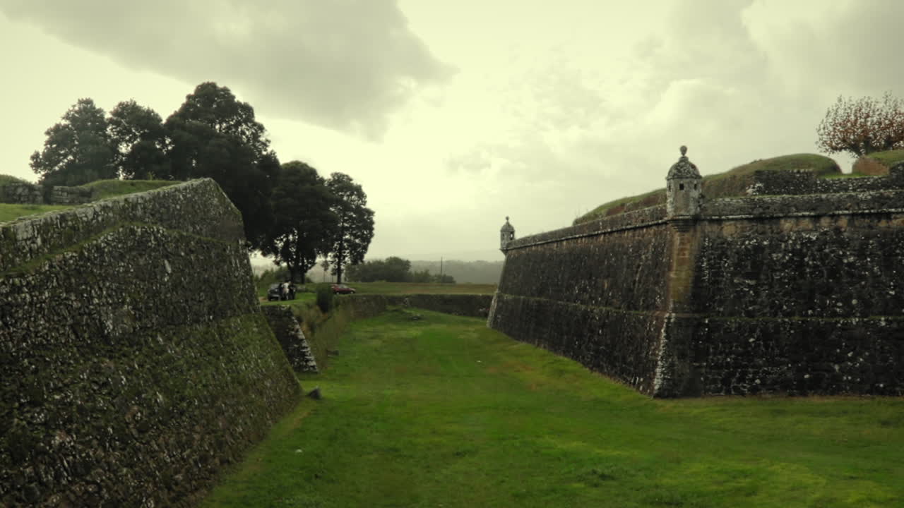 antiguas paredes de la fortaleza del castillo en un día nublado