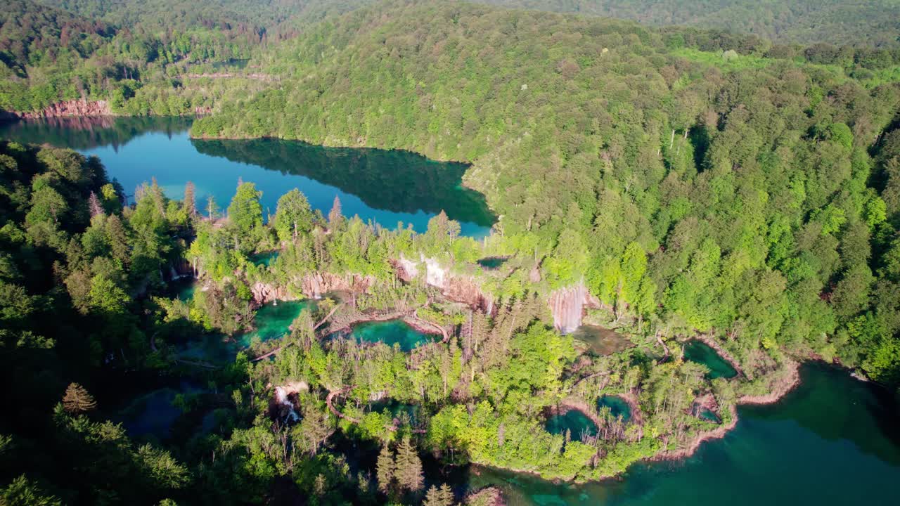 vista aérea de los lagos de plitvice rodeados de exuberantes bosques verdes en croacia
