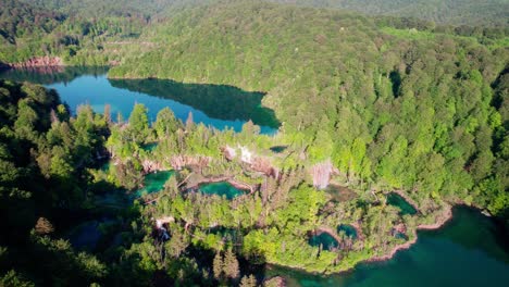 Luftaufnahme-Der-Plitvicer-Seen,-Umgeben-Von-üppigen-Grünen-Wäldern-In-Kroatien
