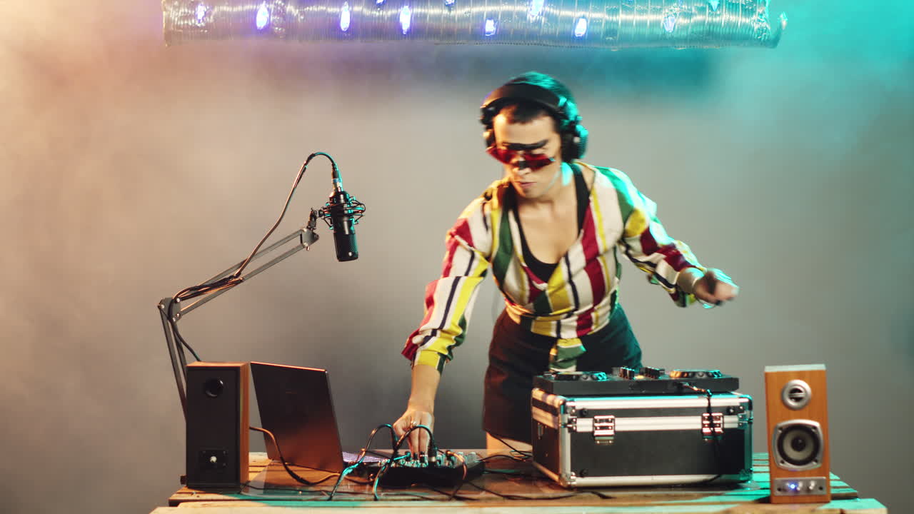 여자 공연자 가 불 을 본 후 경찰 에게서 숨어 있다