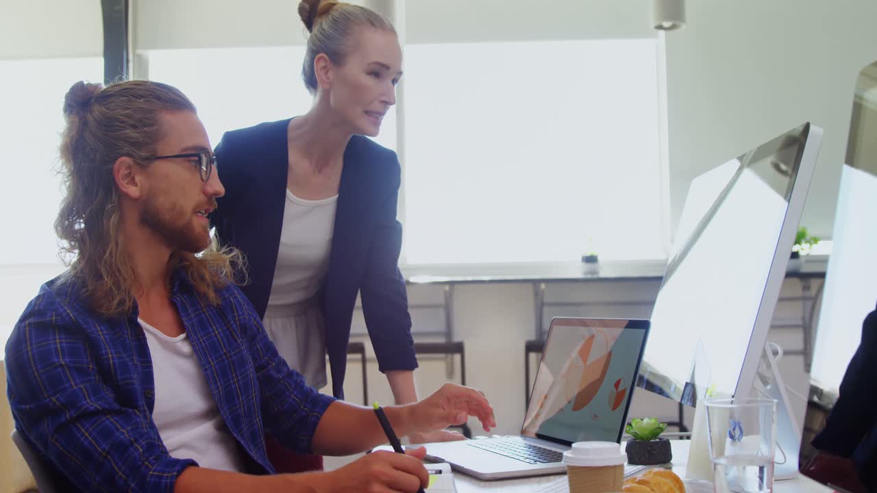 ejecutivos que trabajan en computadora de escritorio 4k