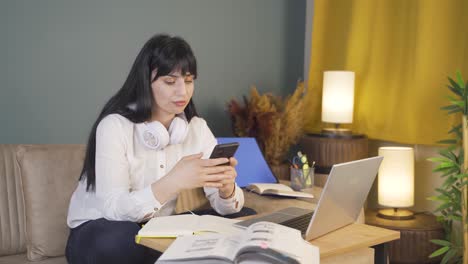 Mujer-Deprimida-Por-La-Noche-Enviando-Mensajes-De-Texto-Por-Teléfono.