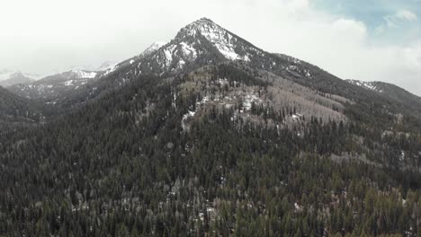 Aerial-dolly-of-snow-covered-mountains-in-Big-Cottonwood-Canyon,-Utah-USA