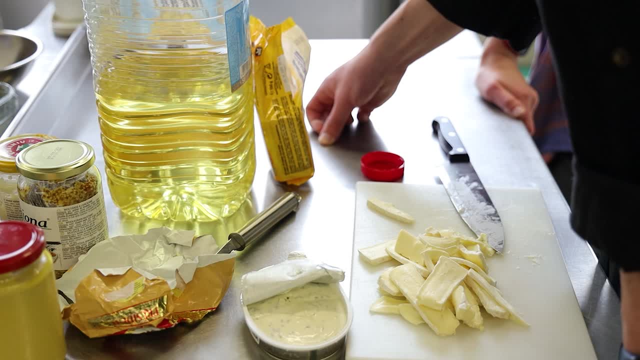 mesa de trabajo en la cocina del restaurante mientras se prepara la comida
