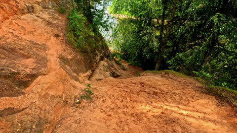 Un-Dron-Vuela-Lentamente-En-Los-Acantilados-De-Las-águilas-En-La-Ruta-De-Senderismo-De-Gauja,-Destino-De-Vida-Salvaje-De-Letonia