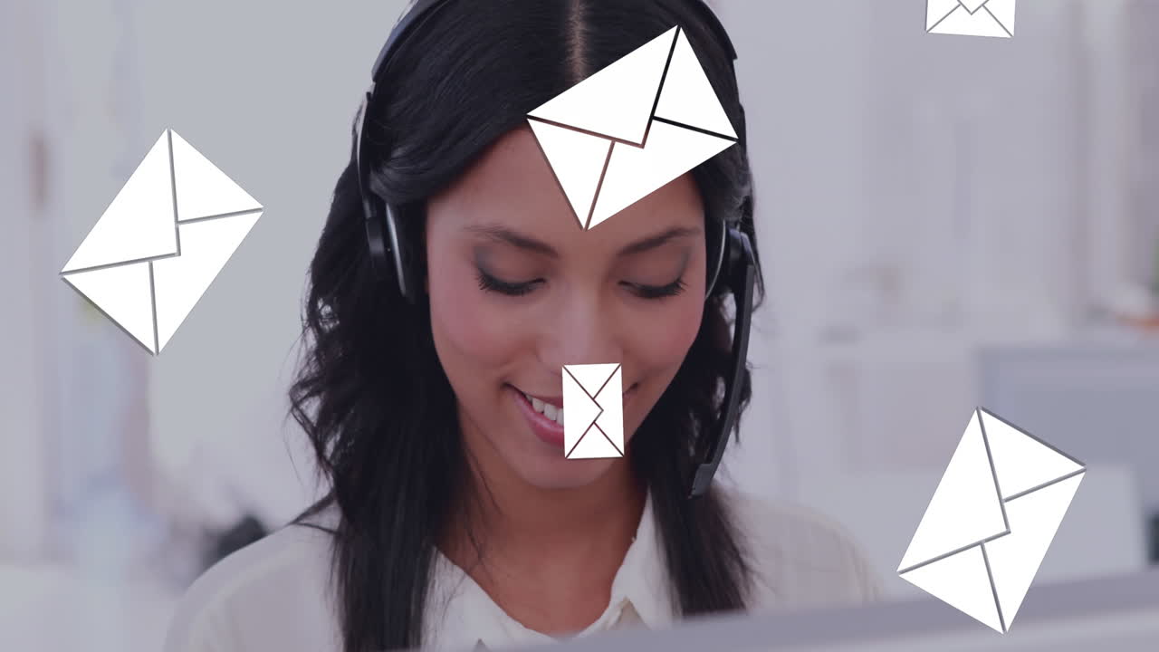 agente del centro de llamadas hablando felizmente con un cliente 4k