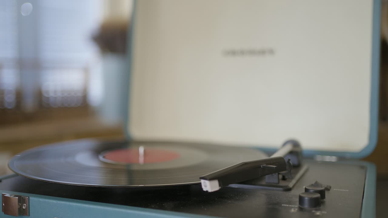 레트로 턴테이블에서 비닐 레코드를 재생하는 사람