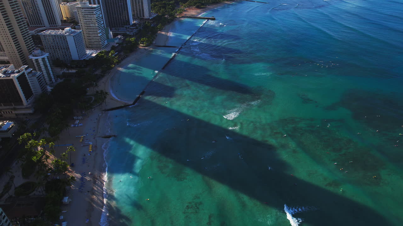 Veduta aerea della spiaggia di Waikiki con acqua verde e resort - panoramica verso Diamond Head.