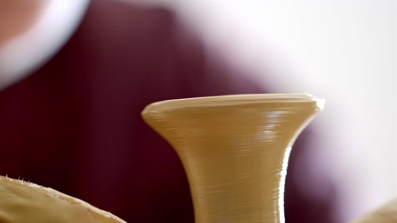 도자기 바 에 점토 를 형성 하는 손 의 클로즈업