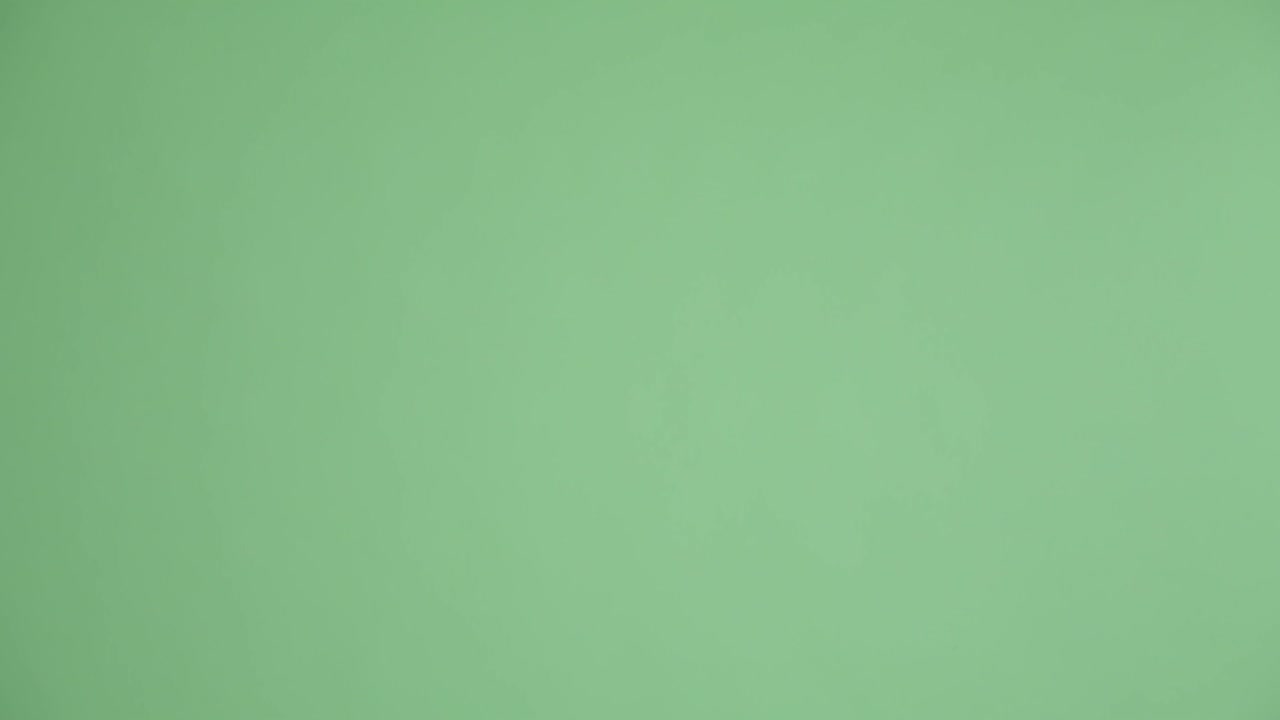 retrato de un hombre caucásico que busca copiar el espacio mientras se siente sorprendido y conmocionado disparado contra el fondo verde del estudio