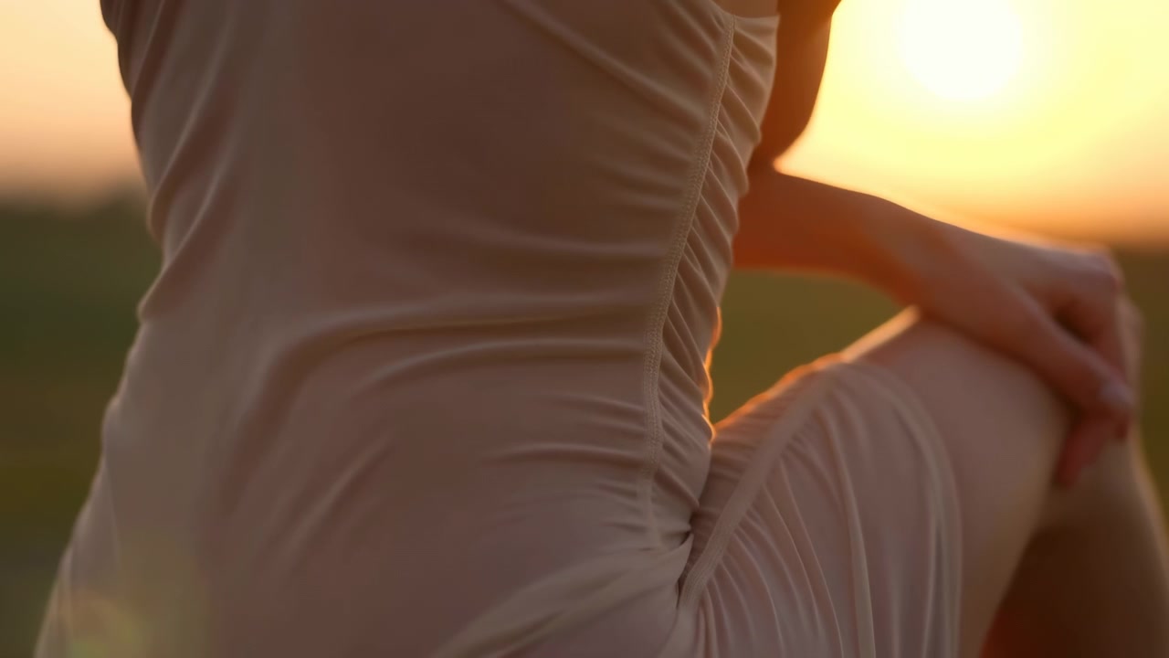 Sequenza temporale che mostra una donna seduta in primo piano al centro-destra dalle prime alle ultime inquadrature, mentre ruota leggermente e si immobilizza in una pausa.