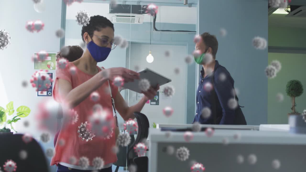 사무실에 있는 사람들이 얼굴 마스크를 쓰고 있는 코로나19 세포의 애니메이션