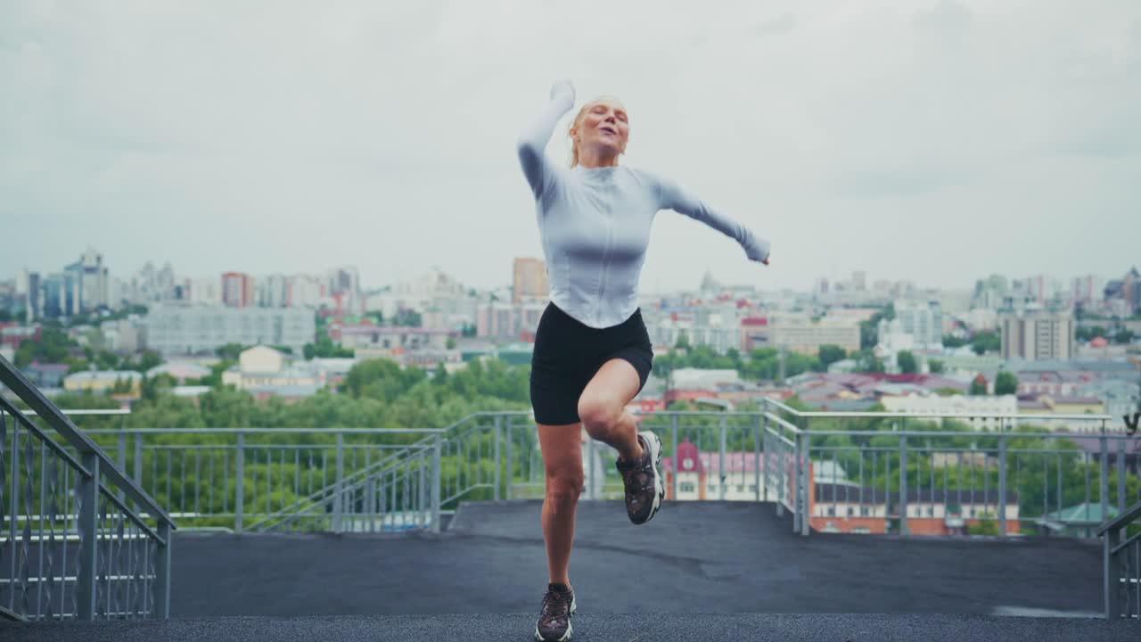 도시 환경에서 달리는 여성