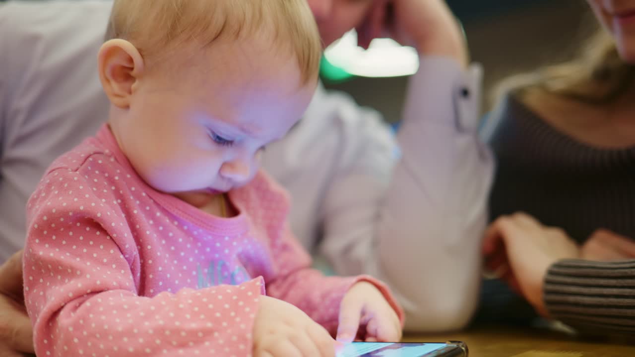 スマートフォンの画面を見る幼い女の子のクローズアップ