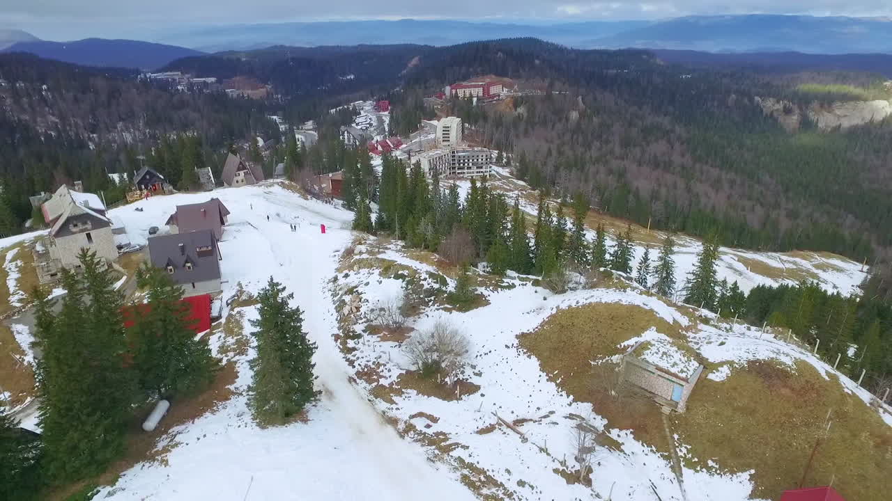 vista aérea del deporte turístico, zona de esquí y complejo recreativo en la montaña jahorina, bosnia y herzegovina